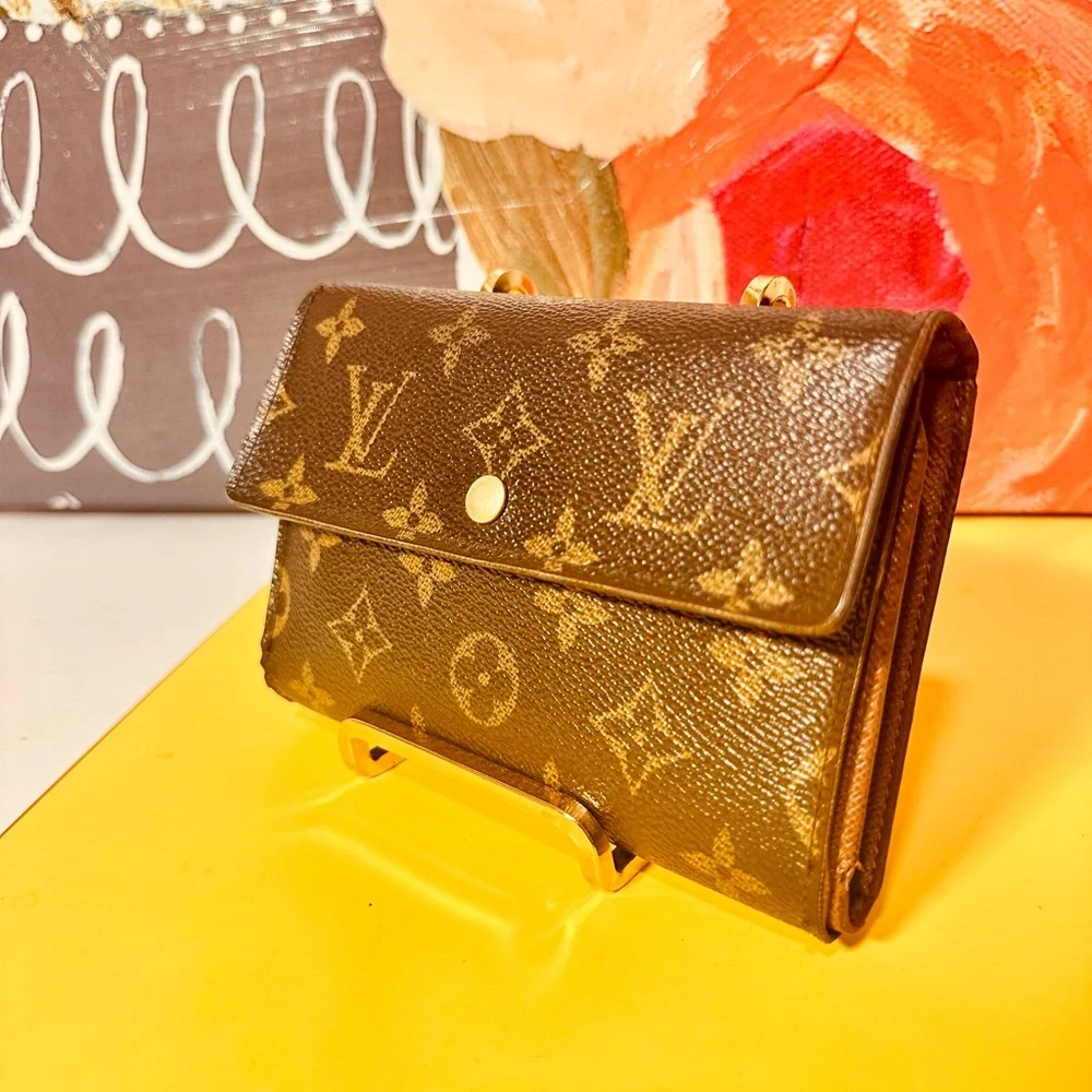 Louis Vuitton Monogram passport Wallet - Picture 2 of 15
